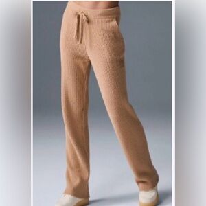 Alo Yoga Snuggle Up sweater Pant in Toasted Almond sz MEDIUM